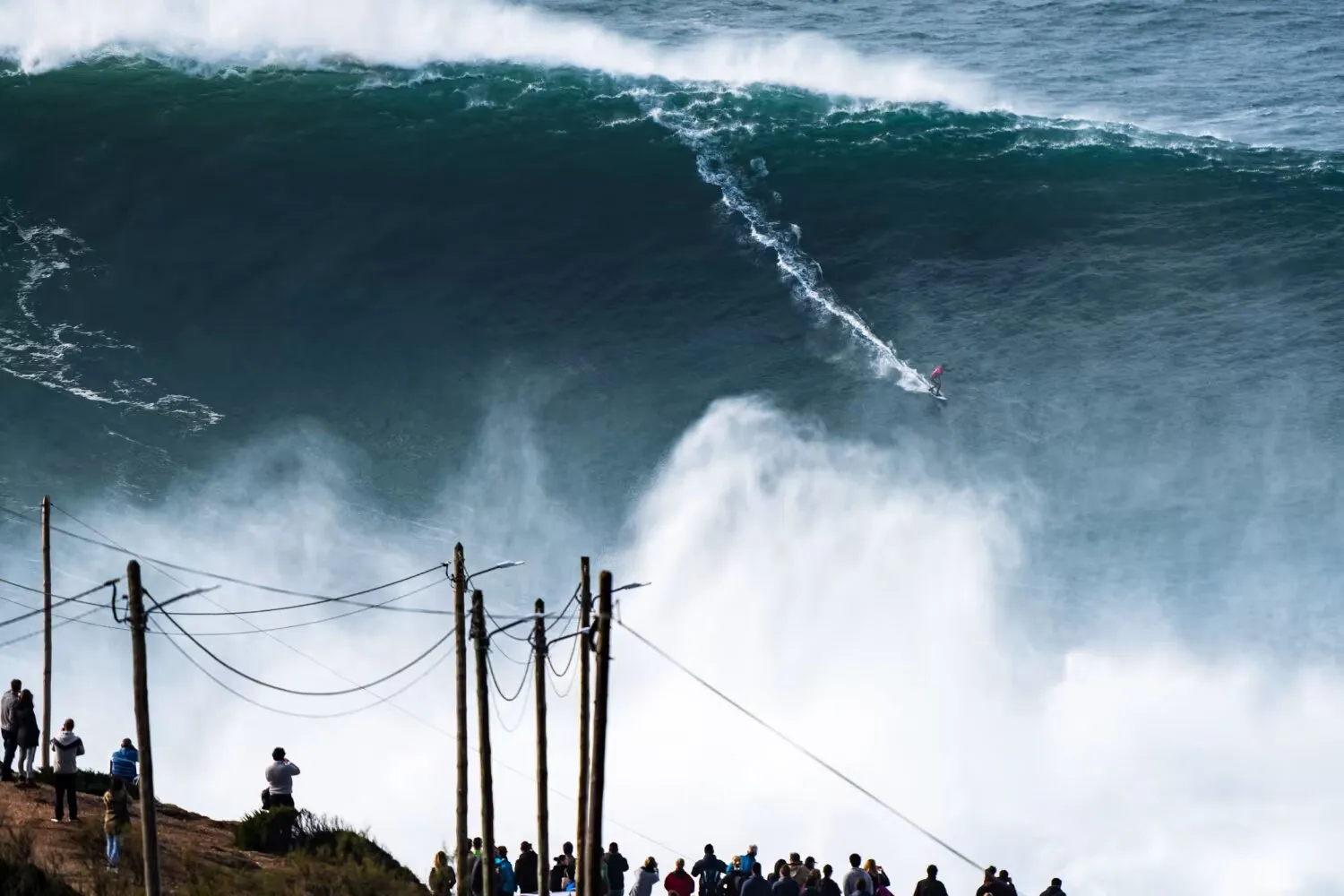 Lucas Chumbo surfou uma onda de 27 metros