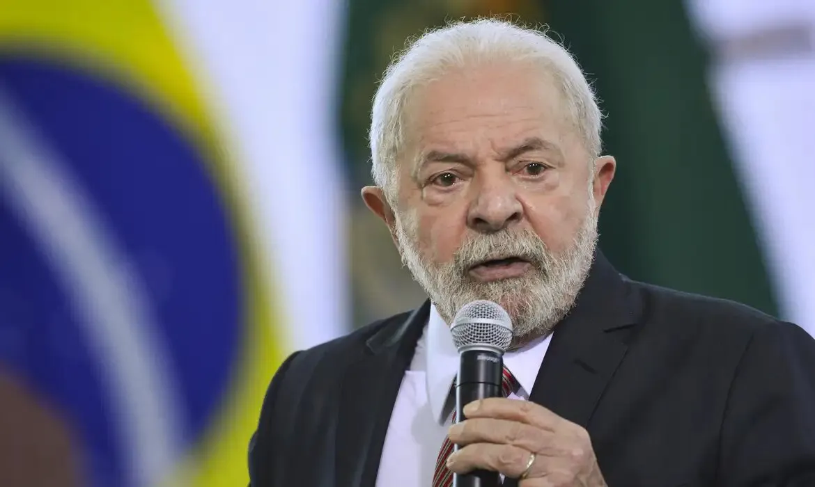 Mesmo estando no continente africano, Lula disse que está acompanhando as investigações
