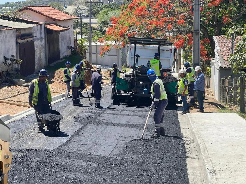 Pavimentação está sendo realizada no bairro Colina