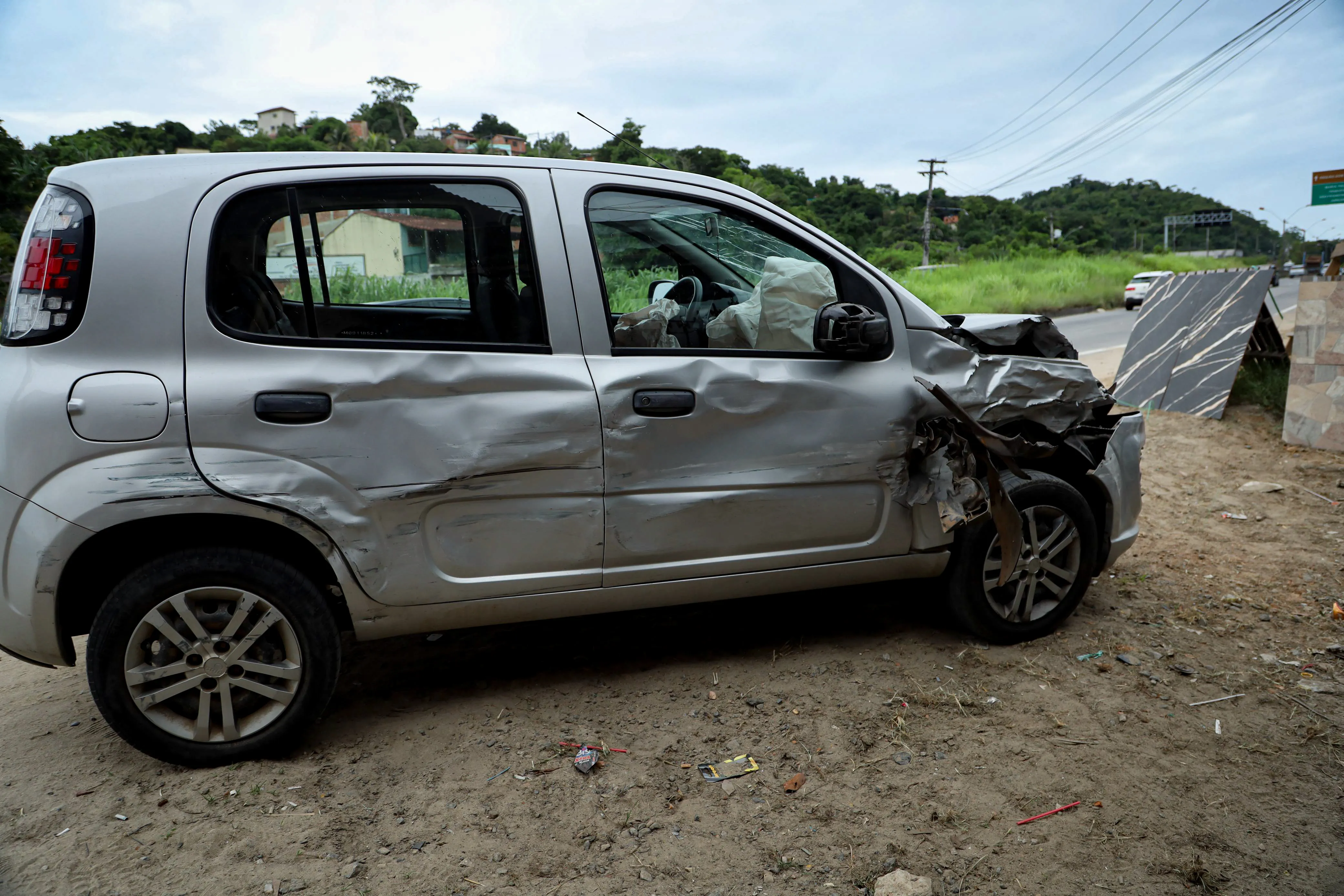 Carro modelo Fiat Uno ficou destruído com o impacto do acidente