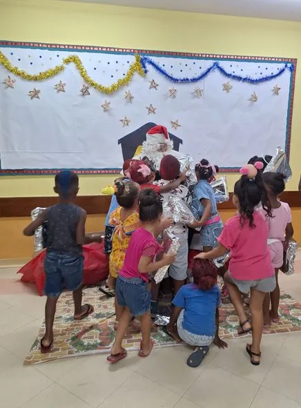 Mais de 130 crianças receberam presentes na Umei Nilo Neves, no Morro do Boa Vista