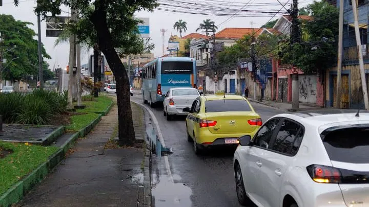 Há trânsito lento na Alameda São Boaventura.