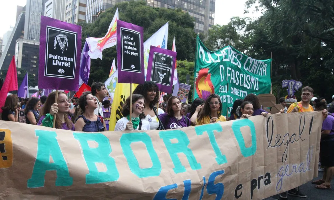 Mulheres, homens e pessoas não-binárias participaram da marcha
