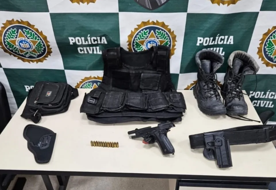 Pistola calibre 9mm e outros materiais utilizados por milicianos