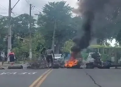 Moradores bloquearam as vias com pneus e entulhos queimados