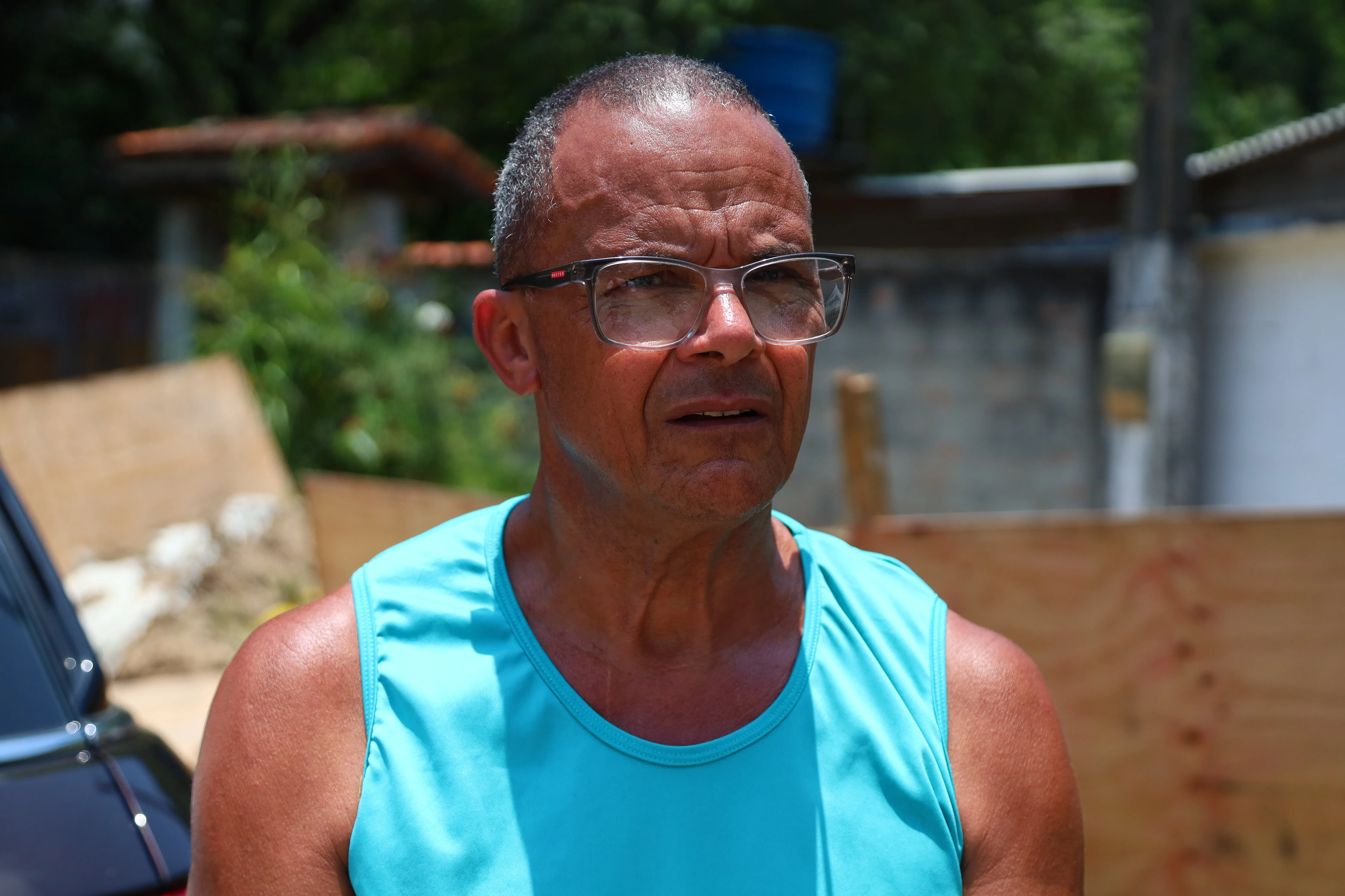 O aposentado Jorge de Assis solicitou um caminhão pipa particular para ter água em casa