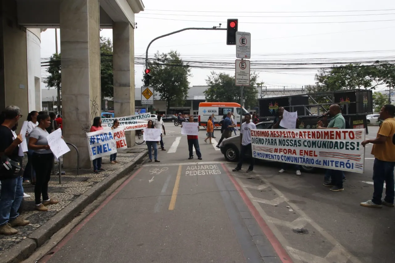 Protesto foi realizado em frente a sede da Enel, no Centro de Niterói