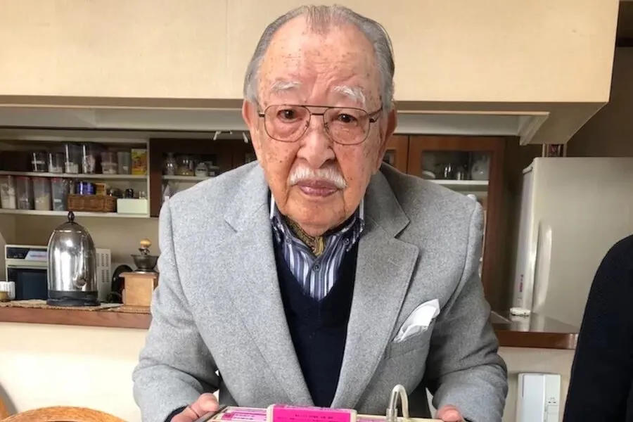 Shigeichi Negishi foi o inventor da máquina do karaokê