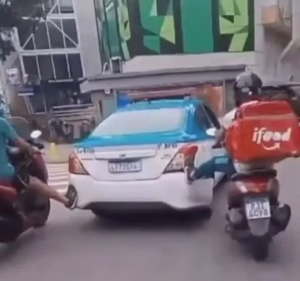 Viatura precisou ser empurrada por dois motociclistas