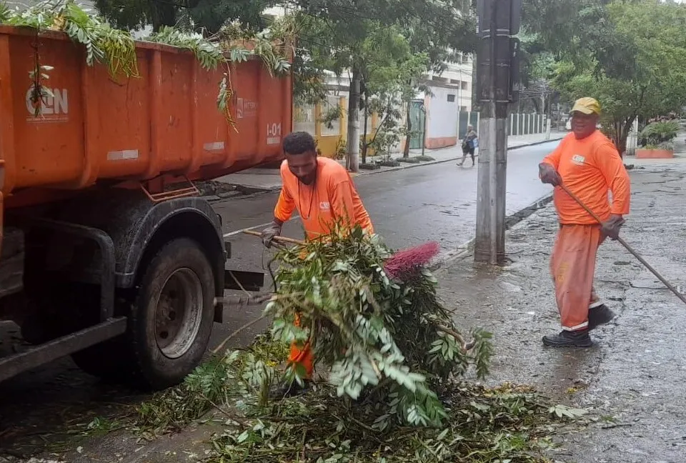 Equipes da Prefeitura continuam atuando em serviços de limpeza e desobstrução de bueiros