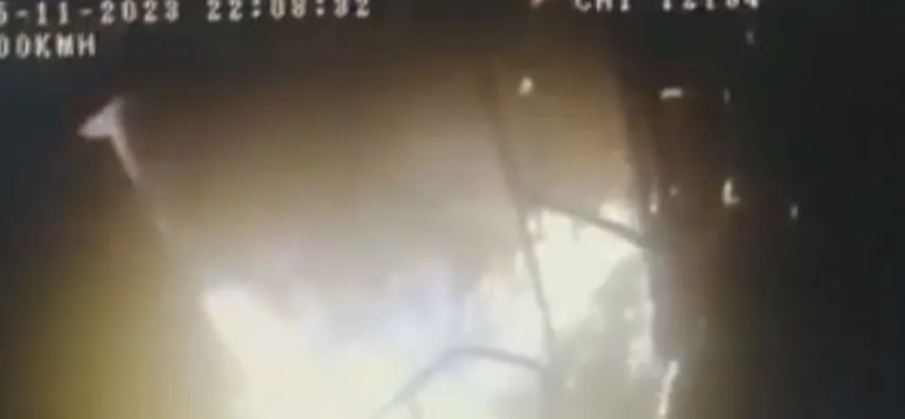 Imagem ilustrativa da imagem Ônibus é incendiado por criminosos com motorista dentro; vídeo