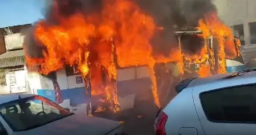 Coletivos foram queimados no Zona Oeste do Rio
