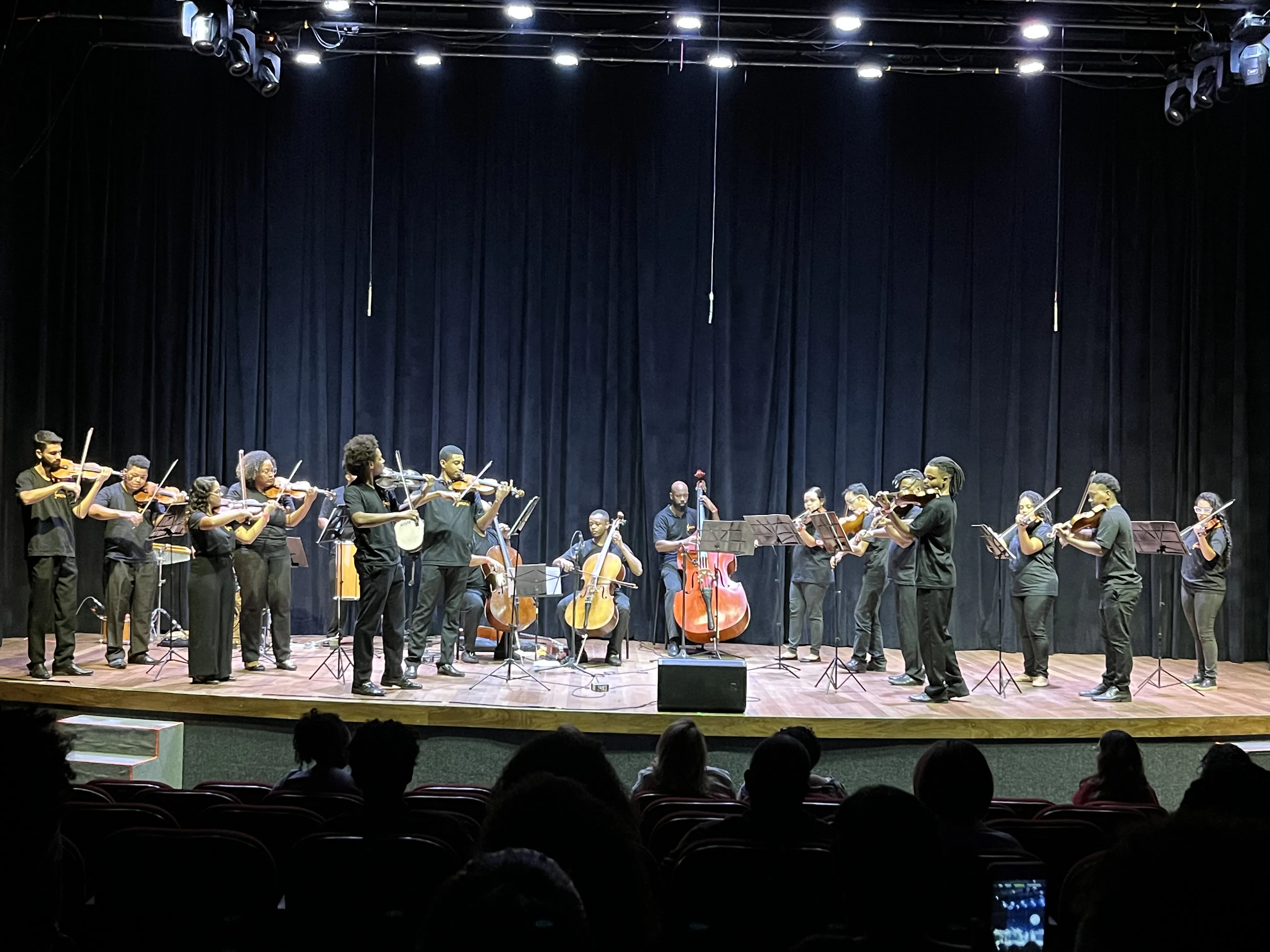 A Orquestra da Grota (ECG) é composta por 23 músicos profissionais