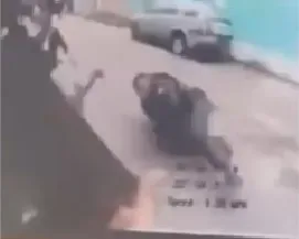 Policial atingido por granada cai no chão em comunidade na Taquara