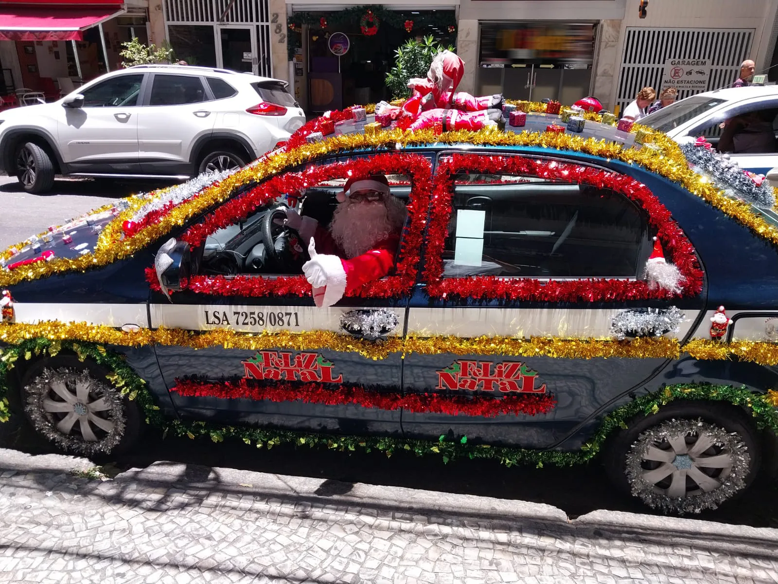 Taxista Rafael da Hora, de 37 anos, é famoso por se fantasiar de Papai Noel