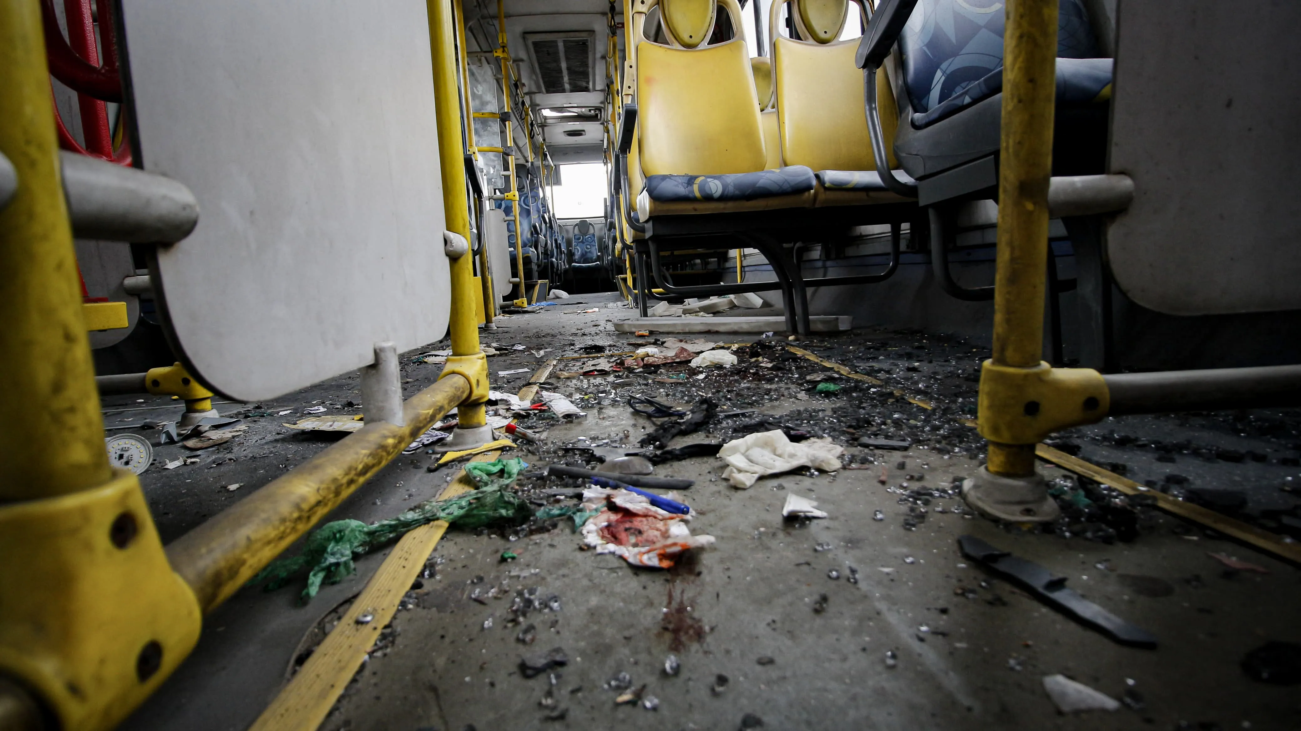 Ônibus destruído por criminosos na Avenida Brasil