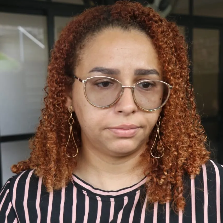 A irmã Rhayanny de Souza, com olhos marejados, lamentou o assassinato de Amanda