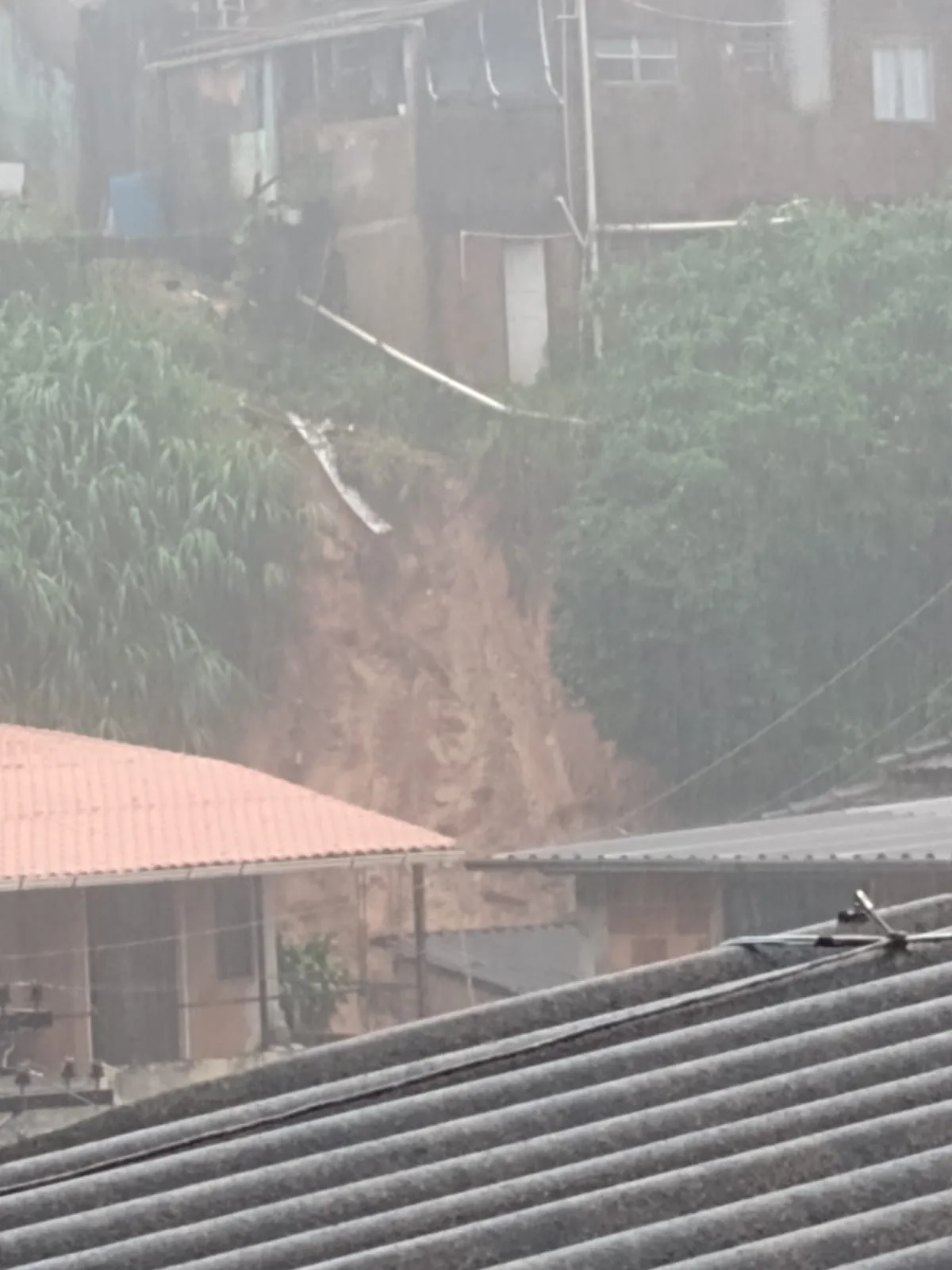Chuva intensa causa deslizamentos na cidade de Petrópolis