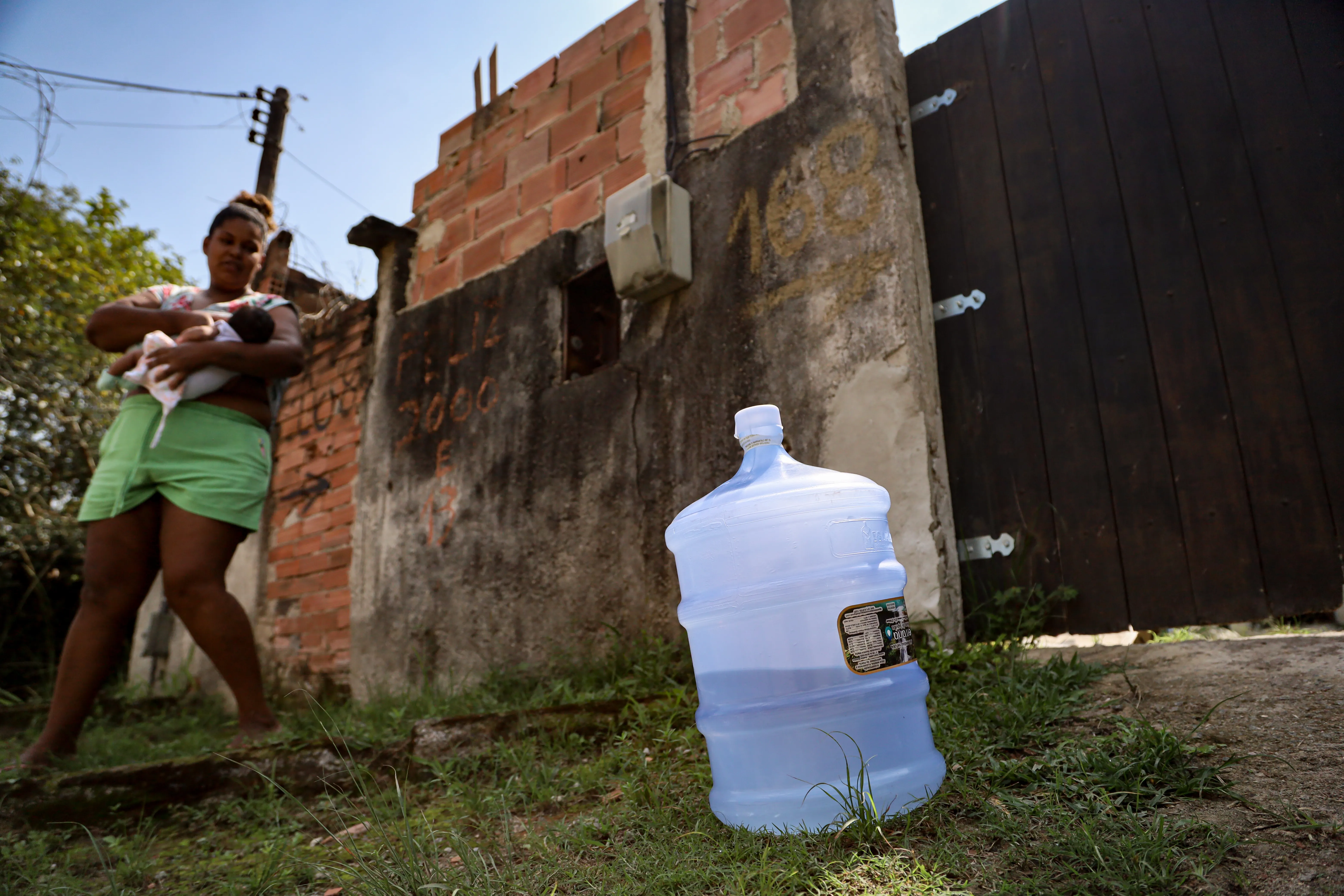 Rafaela Guedes tem dividido um galão de água com a vizinha
