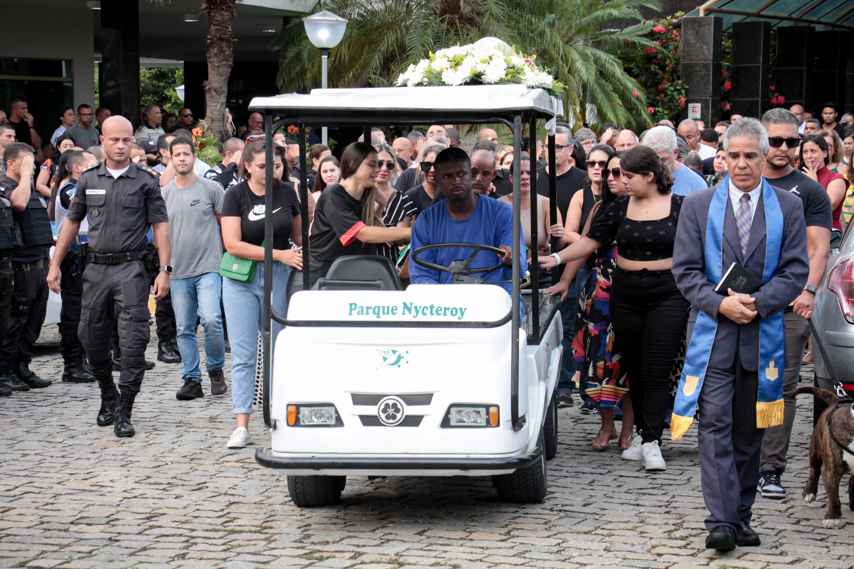 Centenas de amigos e familiares estiverem presentes no enterro do sargento Gabriel Fernandes, em São Gonçalo