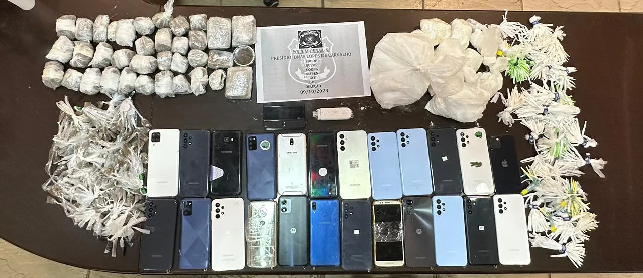 Inspetores de polícia penal apreenderam cerca de um quilo de material aparentemente entorpecente e 58 aparelhos celulares