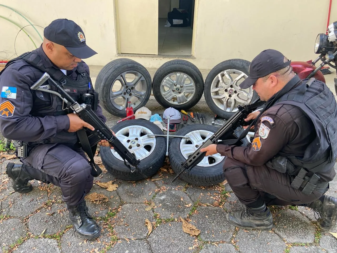 Policiais acharam pneus e rodas de carros diferentes furtados