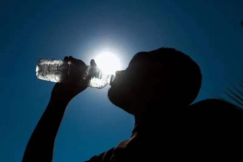 Recomendação é que as pessoas se hidratem e evitem exposição prolongada ao sol