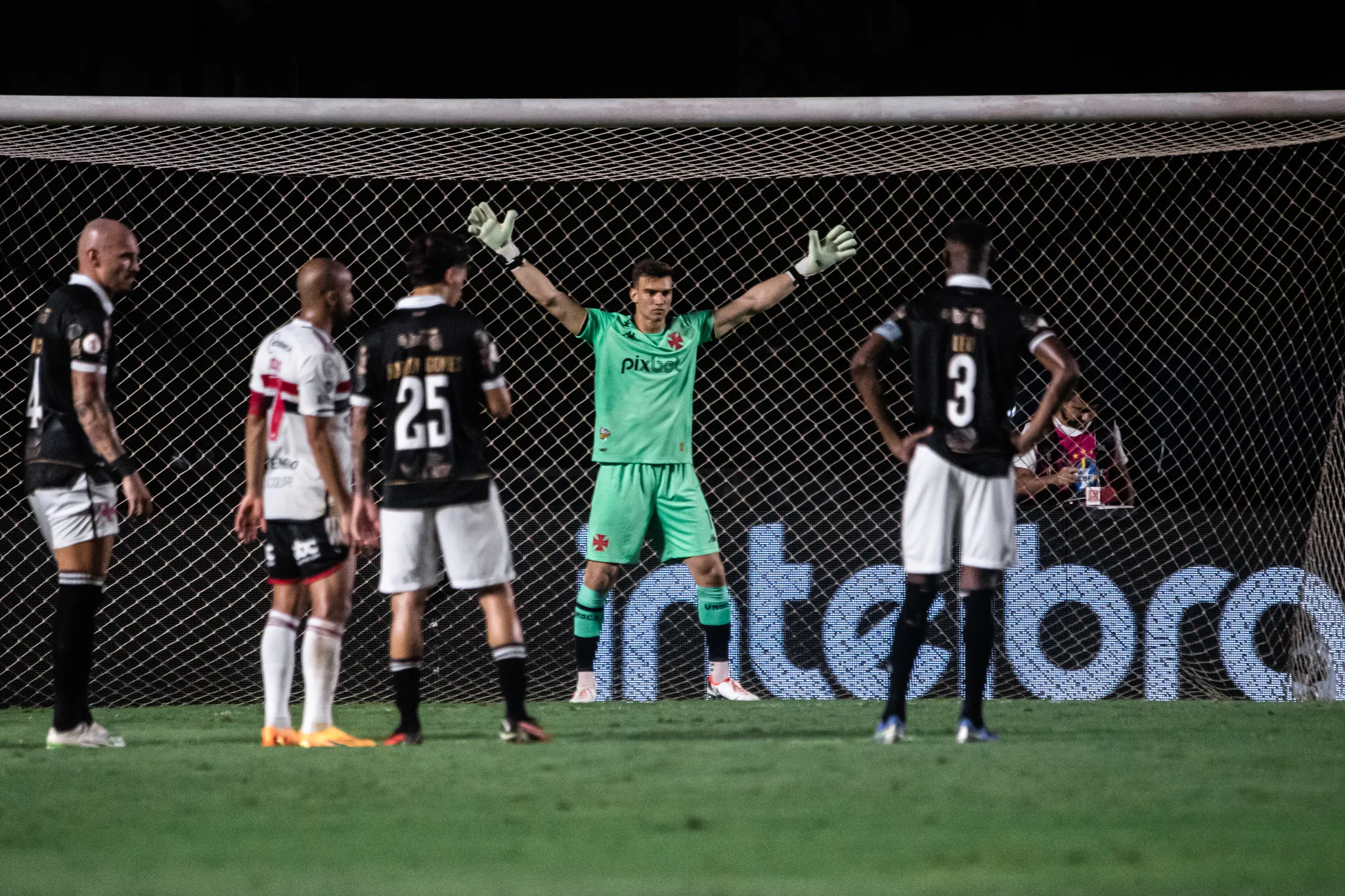 Vasco não concordou com a marcação do pênalti para o São Paulo