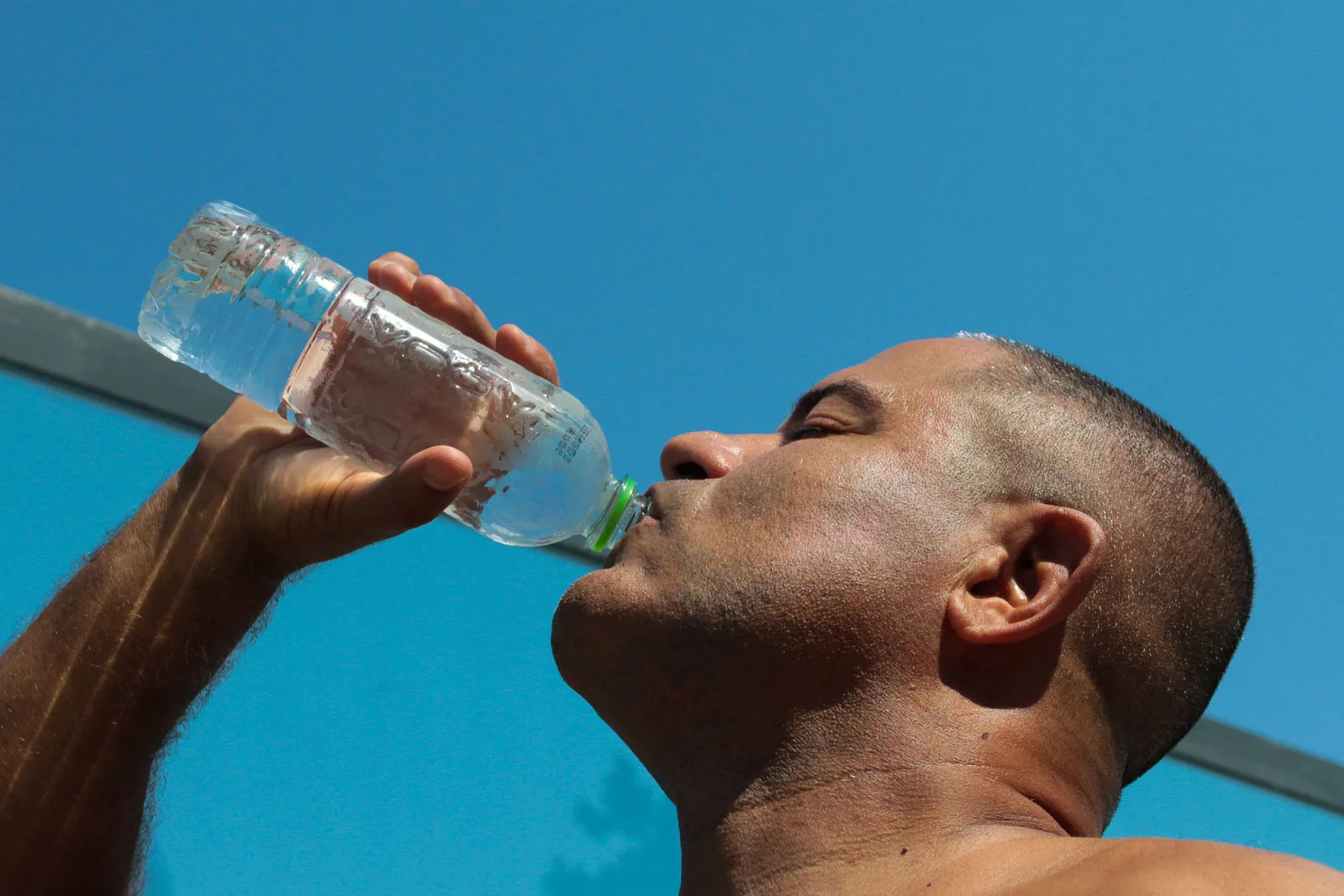 É recomendado que a população beba bastante água, use roupas leves e protetor solar