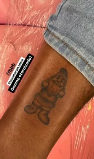 Tatuagem feita pelo cantor fazendo menção ao quarto gnomo