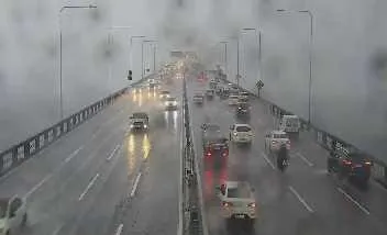 Imagem ilustrativa da imagem Saiba como está o trânsito na Ponte em manhã de temporal