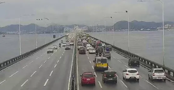 Já no sentido Rio, o fluxo de veículos encontrava-se com lentidão