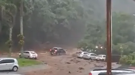 Uma barragem rompeu durante as fortes chuvas