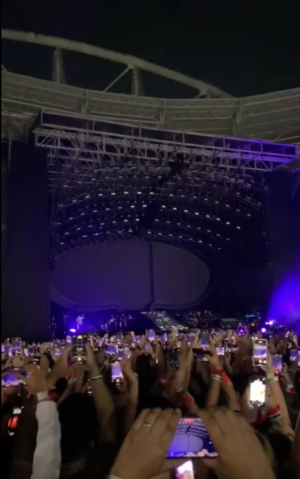 Luzes do palco se apagaram na introdução do show