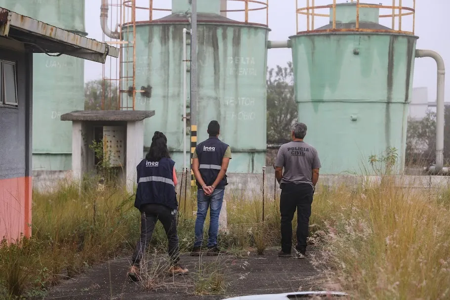 Polícia Civil e técnicos do Inea procuram responsável pelo vazamento do produto químico