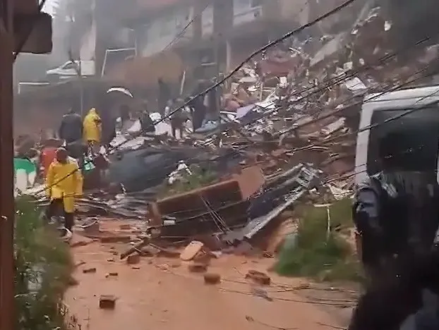Em Petrópolis, os bombeiros buscam por 2 vítimas do desabamento
