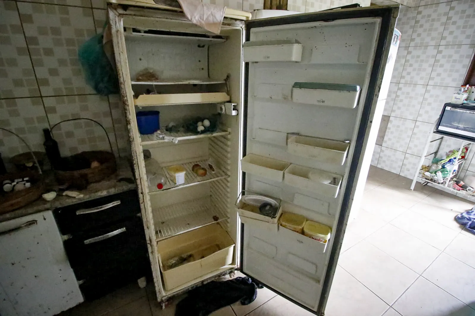 Família perdeu alimentos na geladeira, devido à falta de luz no Sapê, em Niterói
