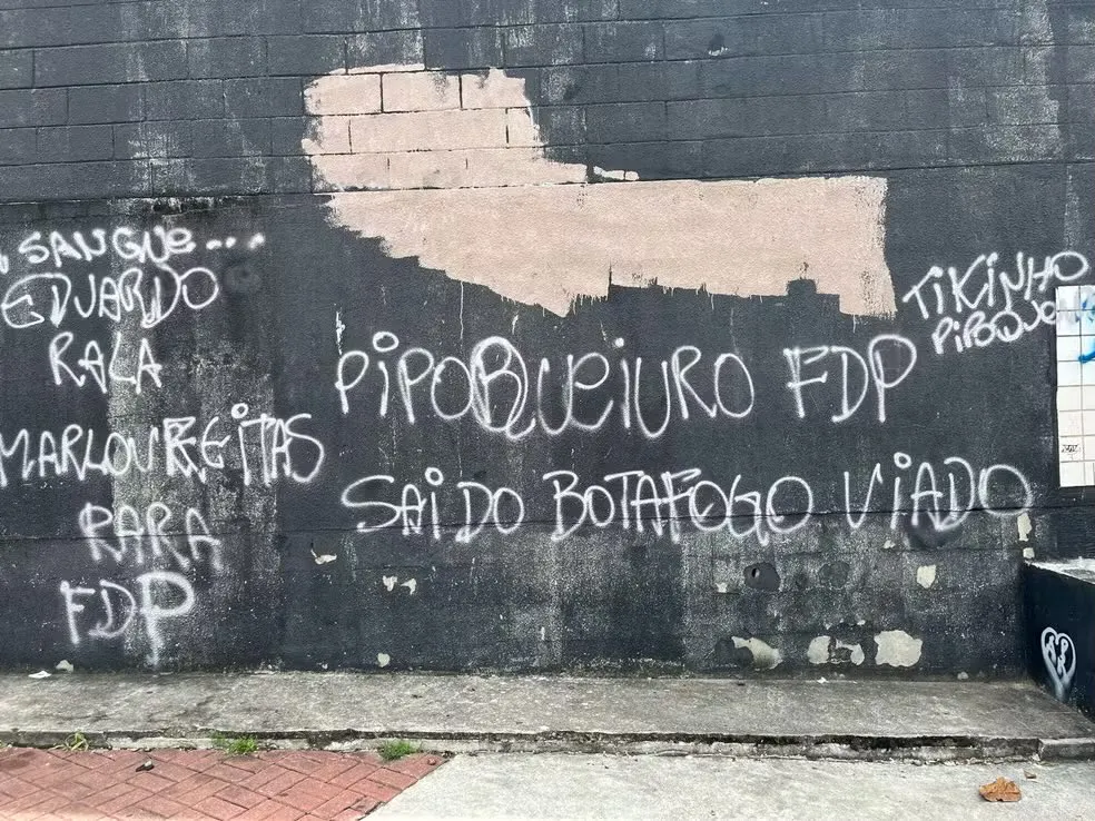 Muro do Nilton Santos amanheceu pichado em forma de protesto nesta sexta