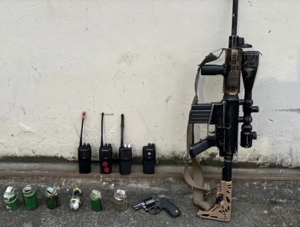 A Polícia Militar informou que foram apreendidos um fuzil, seis granadas e quatro rádios transmissores