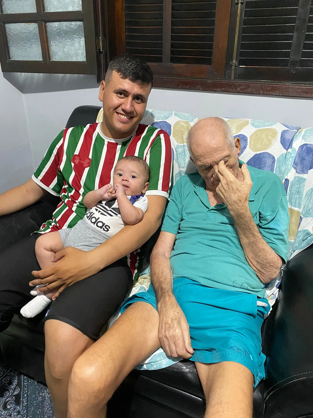 Gabriel com o filho João Gabriel, no colo; e o avô Acedino Martins, ao lado