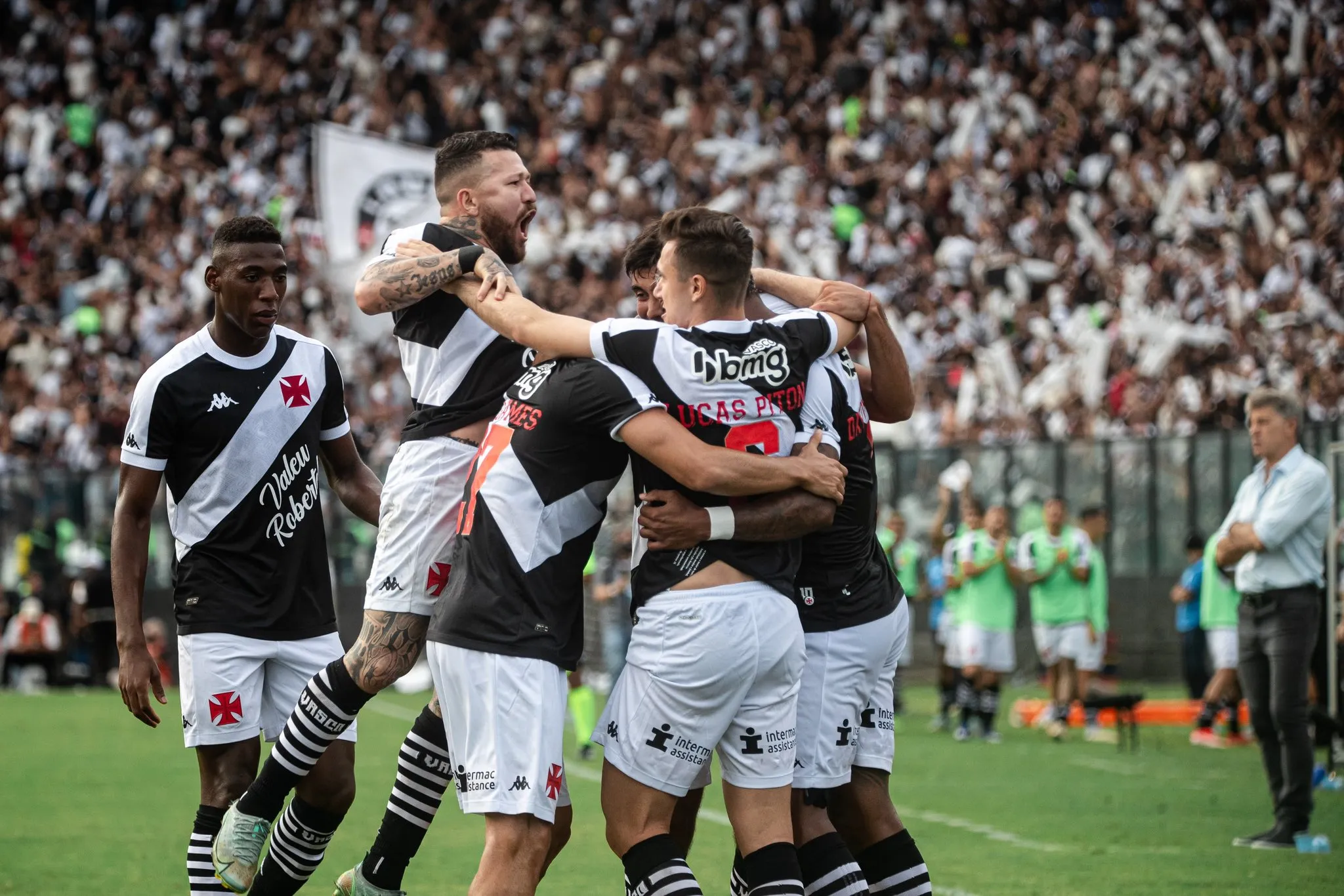 Com homenagem a Roberto Dinamite, Vasco vence na estreia do Campeonato Brasileiro