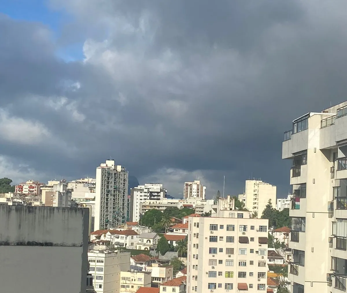 Em Icaraí, na Zona Sul de Niterói, já é possível ver nuvens cinzas no céu