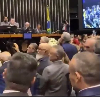 O incidente ocorreu no plenário da Câmara dos Deputados, em Brasília, nesta quarta