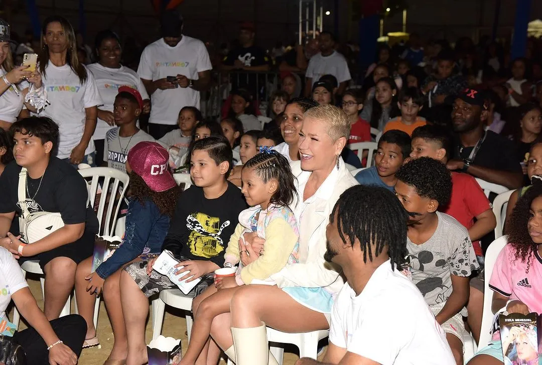 A Rainha dos Baixinhos participou de evento voltado para as crianças promovido pelo Voz das Comunidades