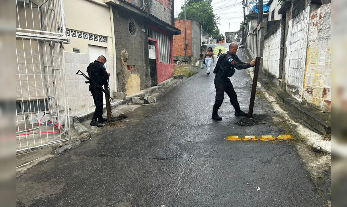 Barricada foi removida pelos policiais militares na Travessa Aristeu Costa