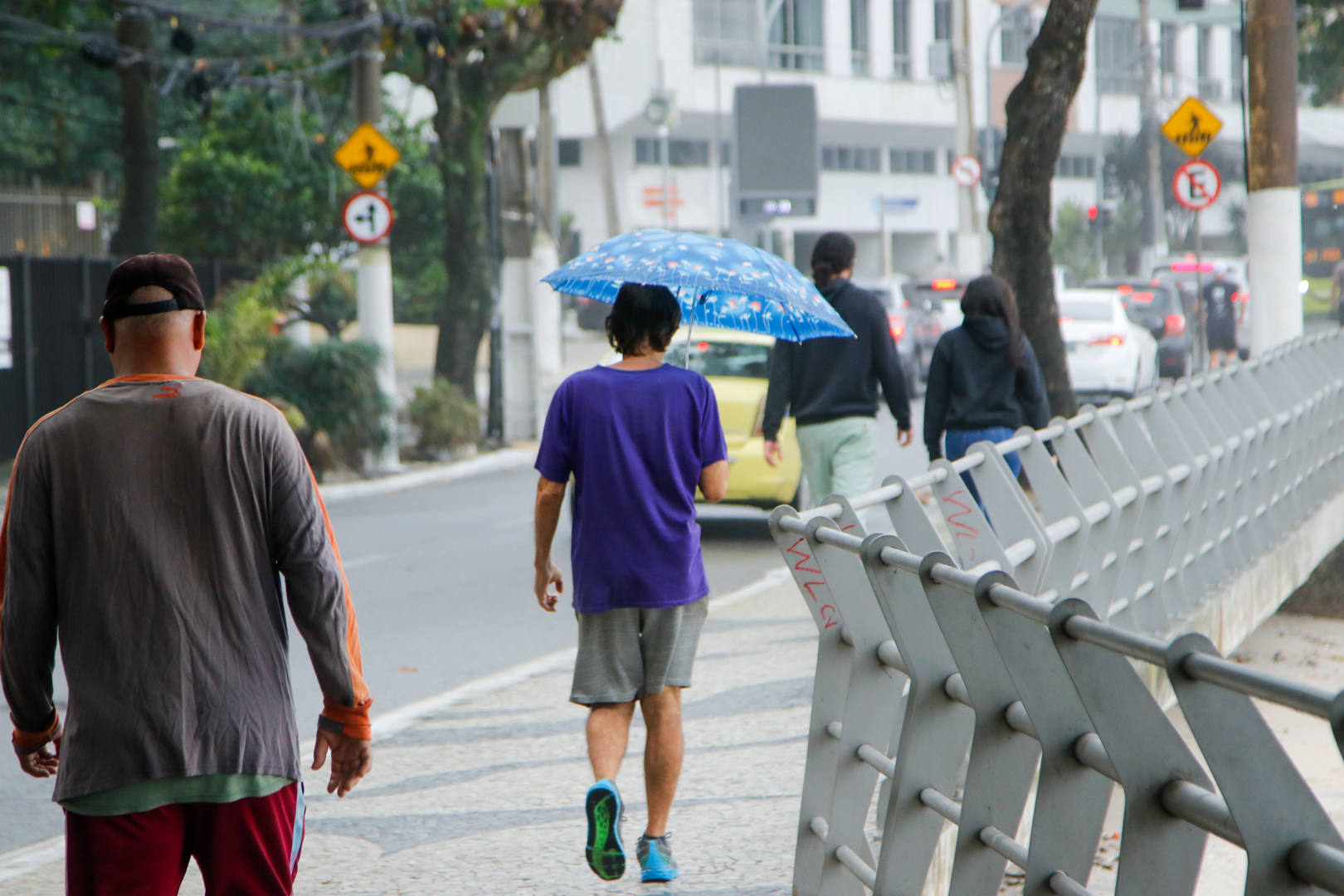 Moradores optaram por casacos e guarda-chuvas no calçadão de Icaraí