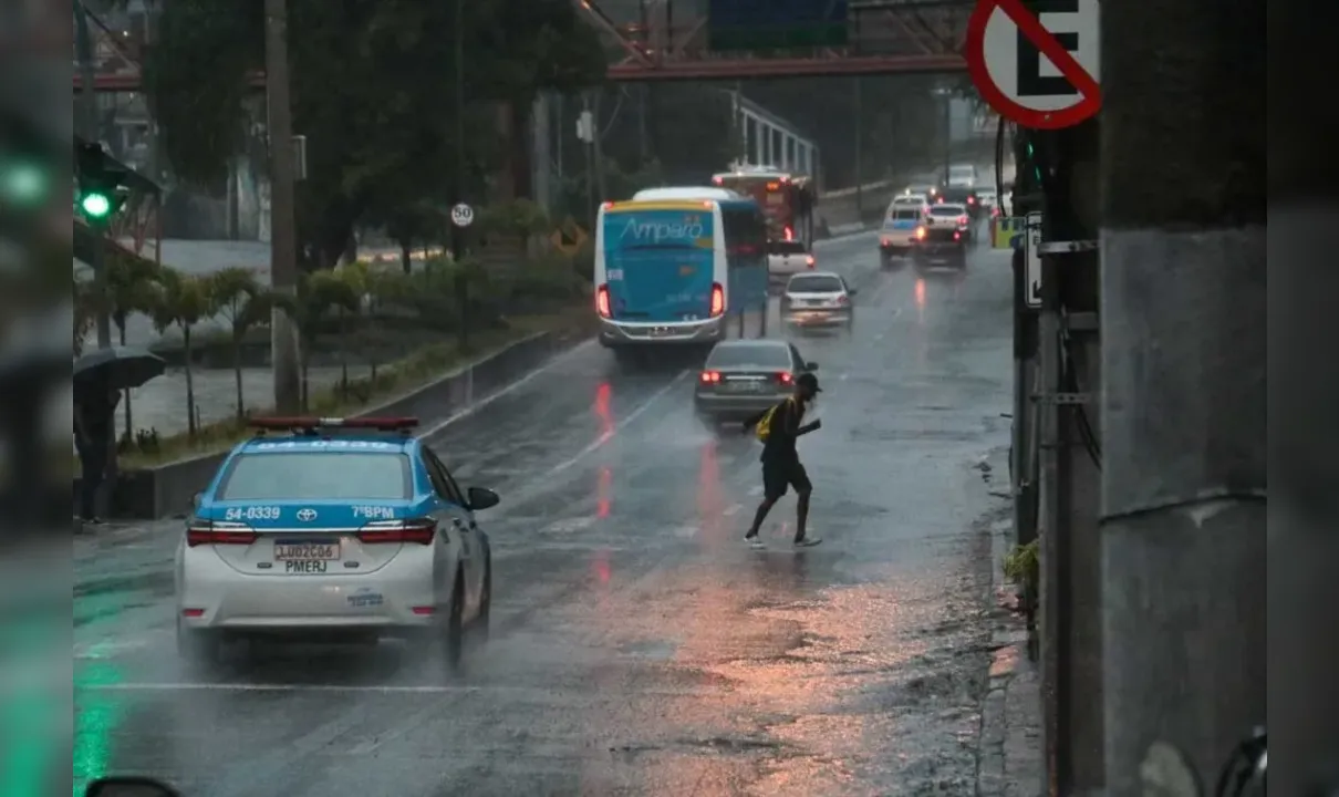 A Defesa Civil orienta para que a população evite transitar em áreas alagadas