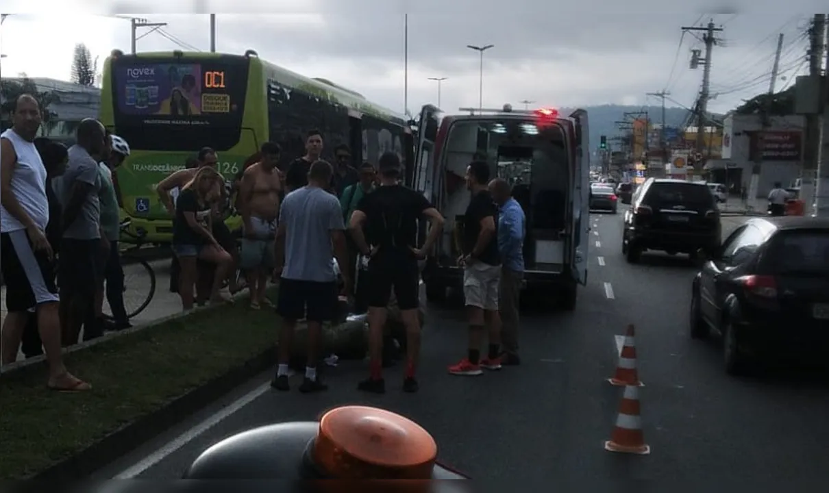 O aluno foi atingido na pista seletiva de ônibus na Estrada Francisco da Cruz Nunes