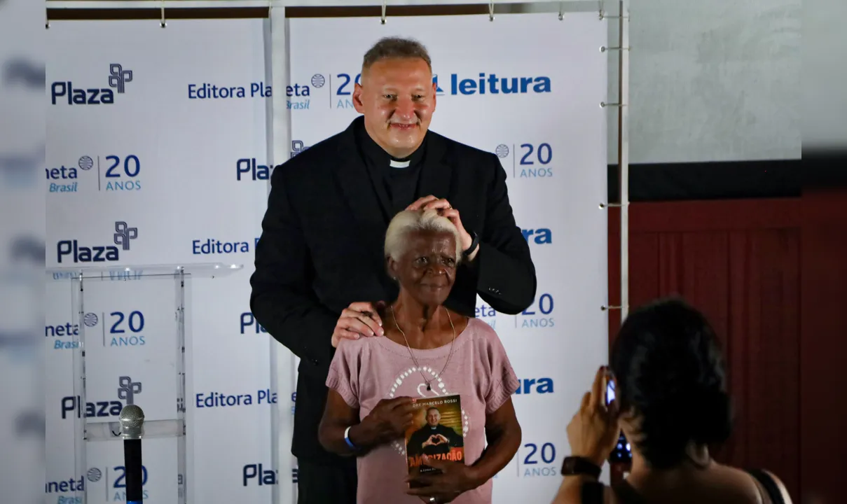 A aposentada Lucinda Maria, de 83 anos, saiu do bairro Coelho, em São Gonçalo, para acompanhar o padre