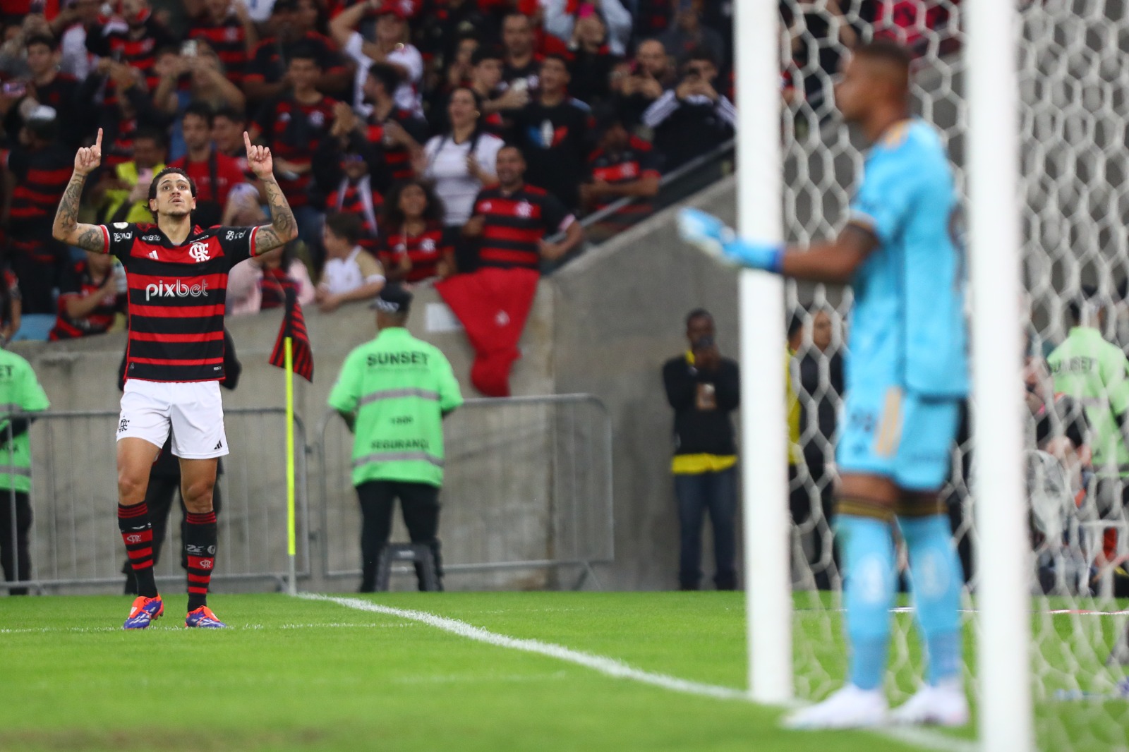 Pedro chega a seis gols e é artilheiro do Flamengo e do Brasileirão